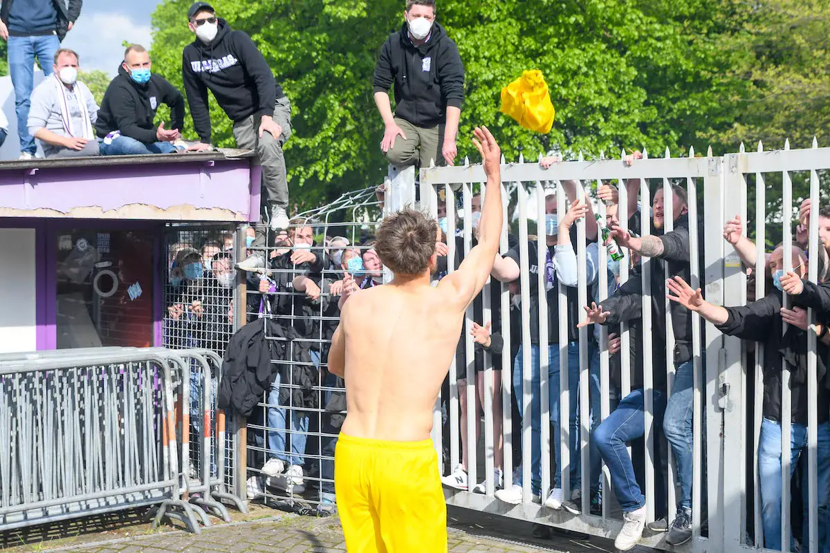 Ulrich Taffertshofer wirft sein Trikot über den Zaun an der Bremer Brücke, Foto: Nico Paetzel