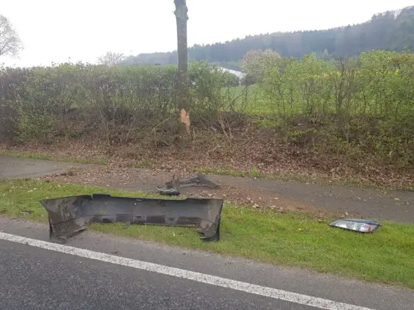Auto kommt in Bohmte von Landstraße ab, dreht sich mehrfach und prallt gegen Baum
