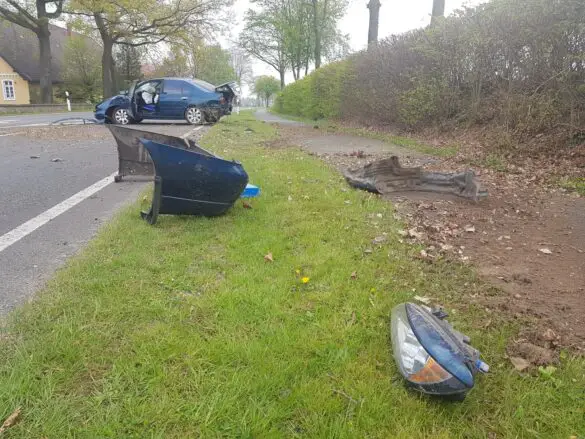 Auto kommt in Bohmte von Landstraße ab, dreht sich mehrfach und prallt gegen Baum