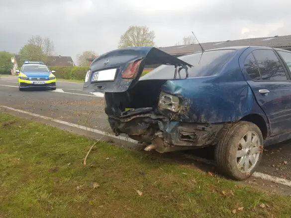 Auto kommt in Bohmte von Landstraße ab, dreht sich mehrfach und prallt gegen Baum