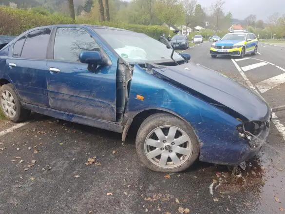 Auto kommt in Bohmte von Landstraße ab, dreht sich mehrfach und prallt gegen Baum