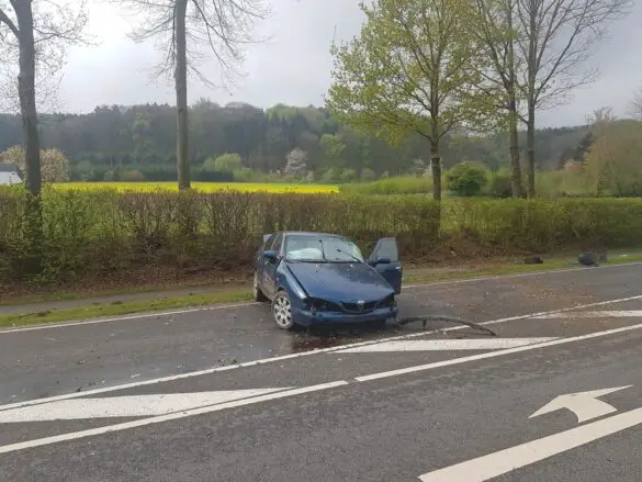 Auto kommt in Bohmte von Landstraße ab, dreht sich mehrfach und prallt gegen Baum
