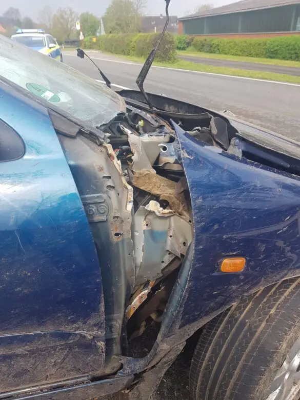 Auto kommt in Bohmte von Landstraße ab, dreht sich mehrfach und prallt gegen Baum