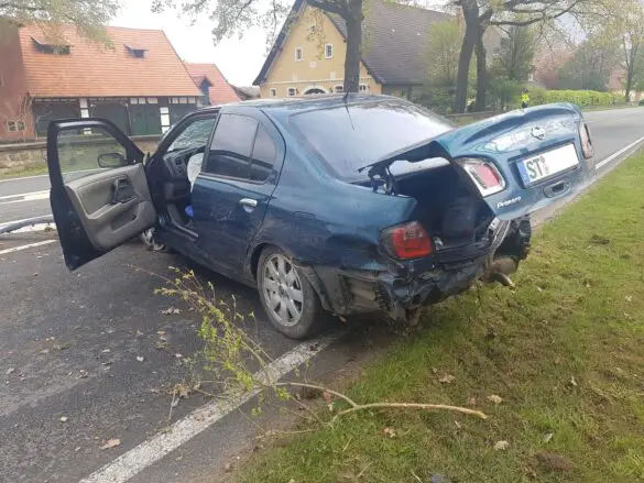 Auto kommt in Bohmte von Landstraße ab, dreht sich mehrfach und prallt gegen Baum