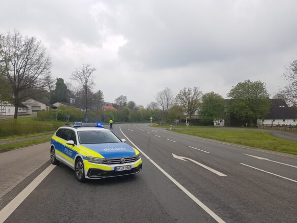 Auto kommt in Bohmte von Landstraße ab, dreht sich mehrfach und prallt gegen Baum