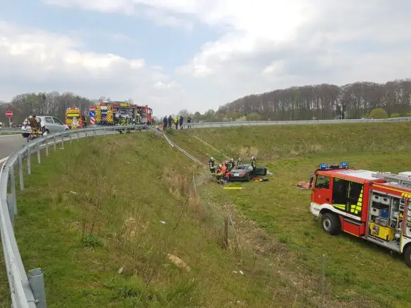 Auto stürzt an der Bundesstraße B51 bei Belm im Landkreis Osnabrück ab