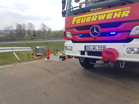 Auto stürzt an der Bundesstraße B51 bei Belm im Landkreis Osnabrück ab