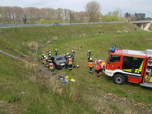 Auto stürzt an der Bundesstraße B51 bei Belm im Landkreis Osnabrück ab