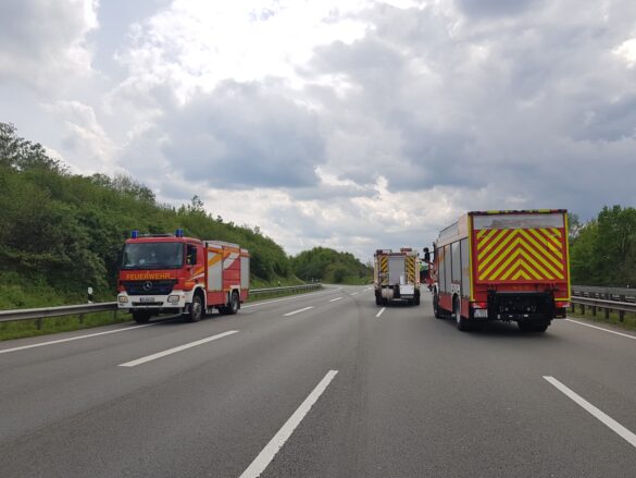 Kleintransporter kracht gegen Tanklastzug auf der Autobahn A1 bei Bramsche