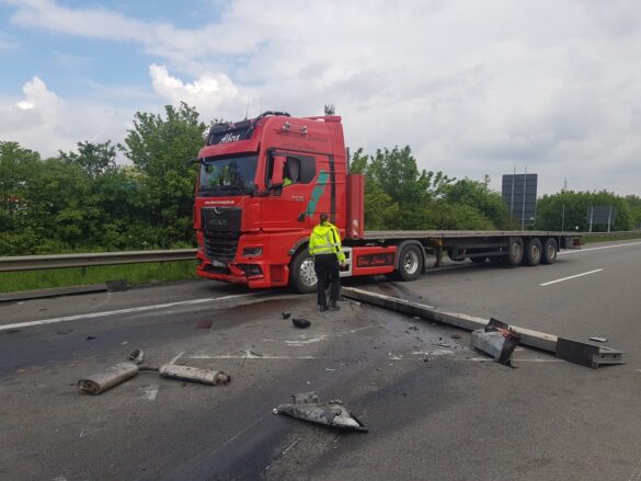 Transporter durchbricht Mittelleitplanke und prallt gegen LKW