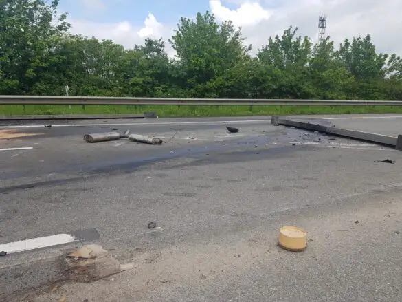 Transporter durchbricht Mittelleitplanke und prallt gegen LKW