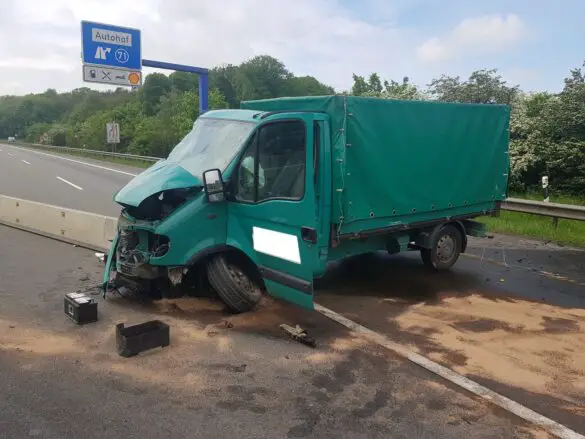 Transporter durchbricht Mittelleitplanke und prallt gegen LKW