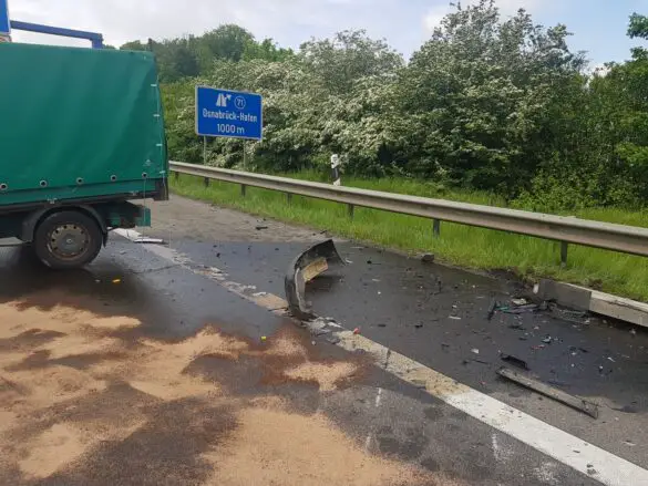 Transporter durchbricht Mittelleitplanke und prallt gegen LKW