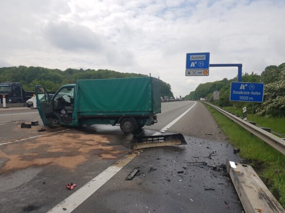 Transporter durchbricht Mittelleitplanke und prallt gegen LKW