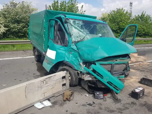 Transporter durchbricht Mittelleitplanke und prallt gegen LKW
