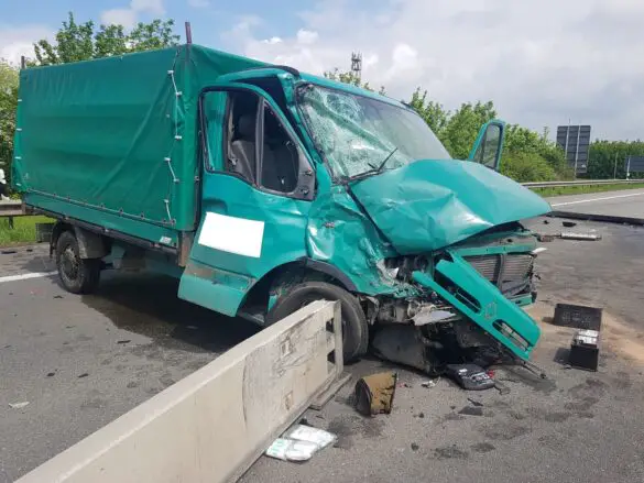 Transporter durchbricht Mittelleitplanke und prallt gegen LKW