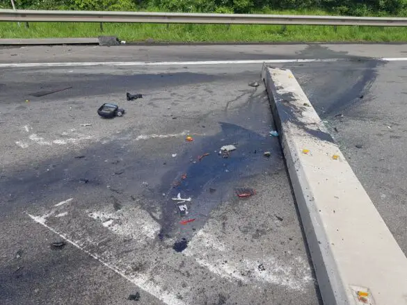 Transporter durchbricht Mittelleitplanke und prallt gegen LKW