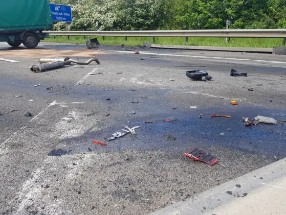 Transporter durchbricht Mittelleitplanke und prallt gegen LKW