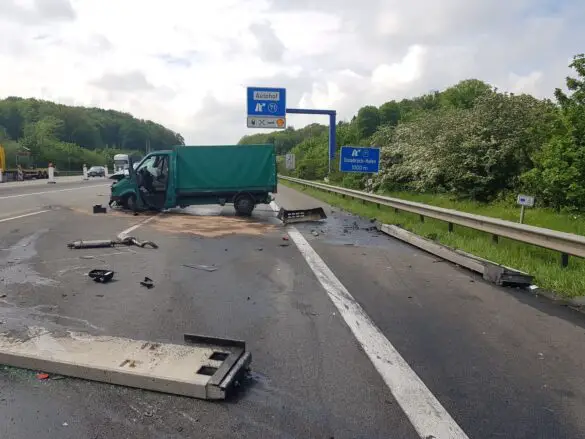 Transporter durchbricht Mittelleitplanke und prallt gegen LKW