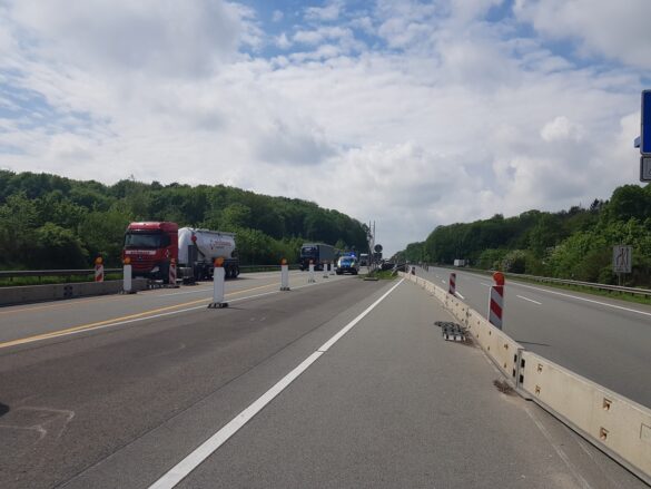 Transporter durchbricht Mittelleitplanke und prallt gegen LKW