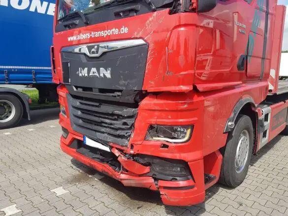 Transporter durchbricht Mittelleitplanke und prallt gegen LKW