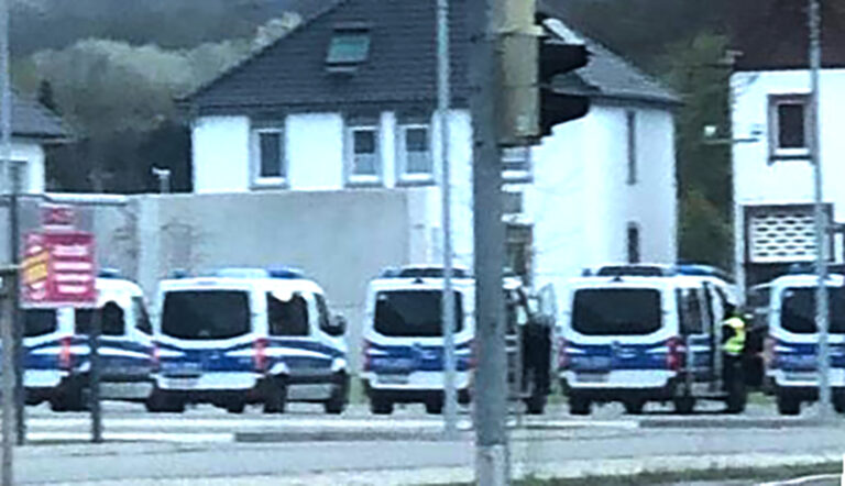 Polizei sammelt sich auf einem Parkplatz an der Hannoverschen Straße; Foto: privat