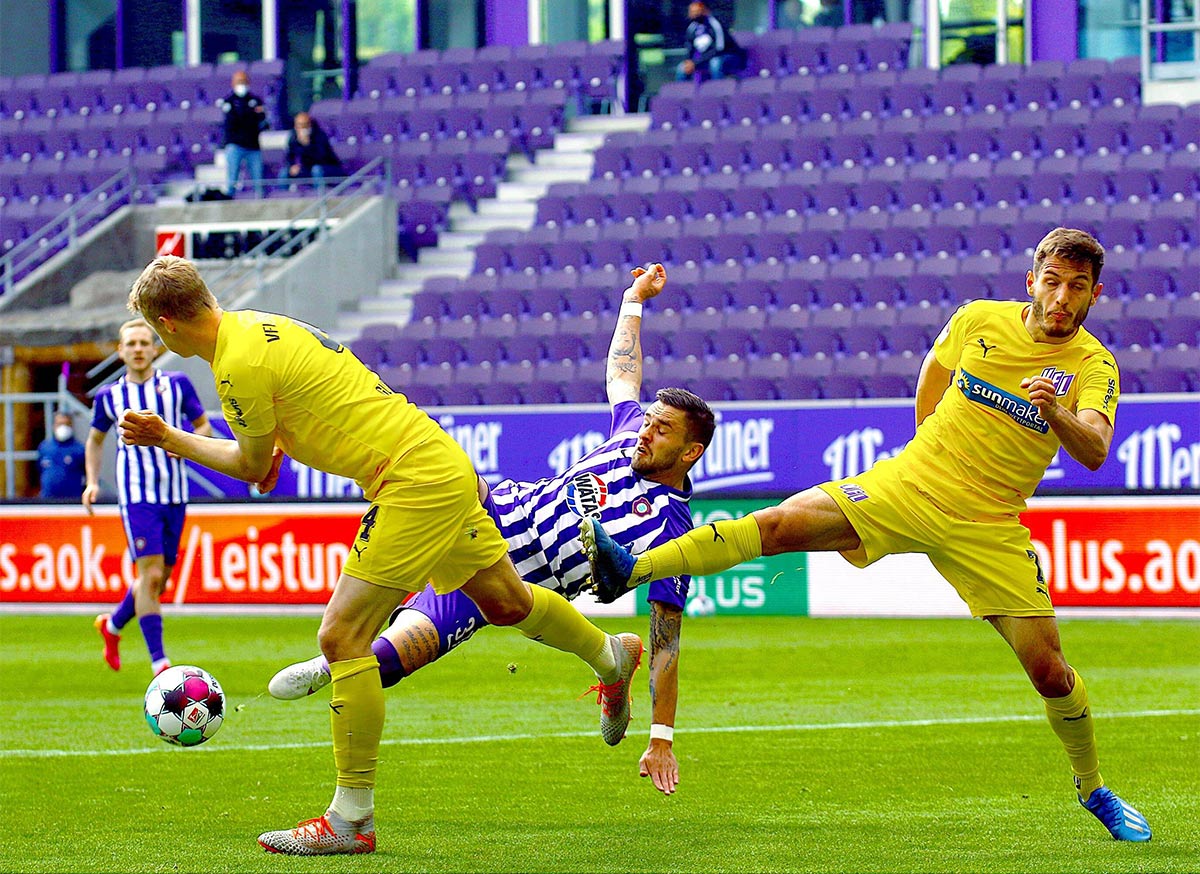 Artistische Aktion von Pascal Testroet (Aue) , links Lukas Gugganig, rechts Bashkim Ajdini, Foto: IMAGO / Kruczynski