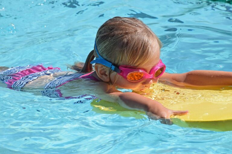 (Symbolbild) Kind im Schwimmbad