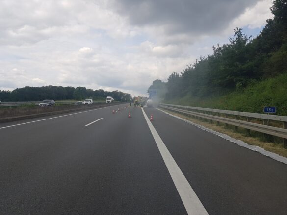 PKW brennt auf Autobahn A30 bei Osnabrück aus