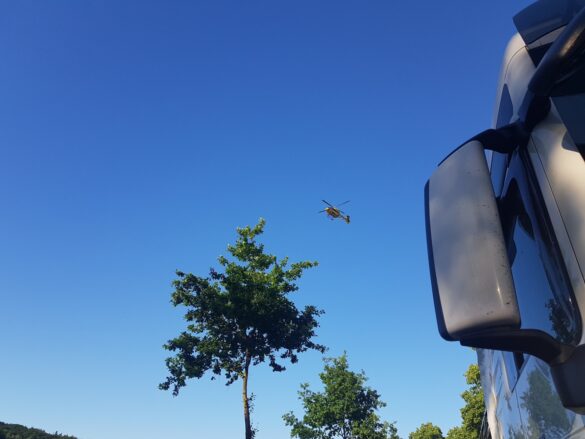 PKW kollidieren auf Landstraße, Motorrad pallt in Stauende