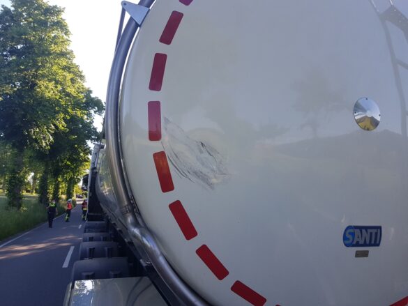 PKW kollidieren auf Landstraße, Motorrad pallt in Stauende