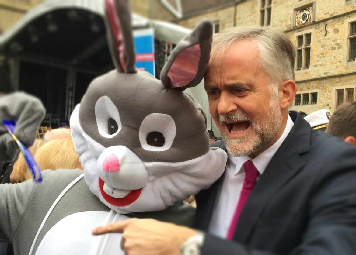 Wolfgang Griesert und der HASEPOST-Hase (Archivbild von der Maiwoche 2017).