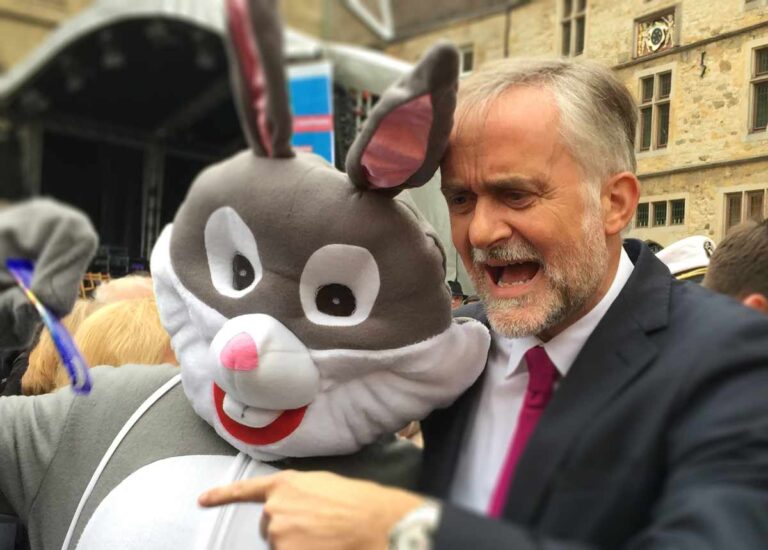 Wolfgang Griesert und der HASEPOST-Hase (Archivbild von der Maiwoche 2017). in Osnabrück (Gesamtstadt)