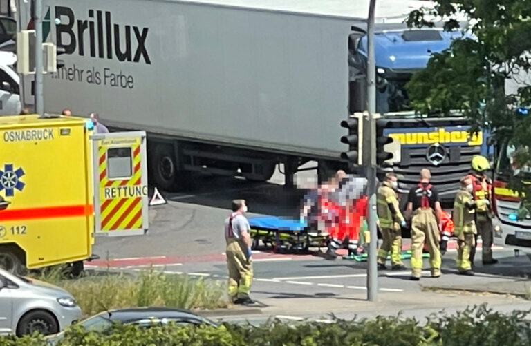 Fahrrad gerät unter LKW