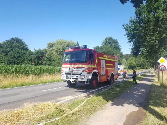 Feuer auf Stoppelfeld bedroht Bauernhof und Wald in Belm