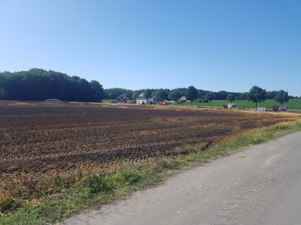 Feuer auf Stoppelfeld bedroht Bauernhof und Wald in Belm