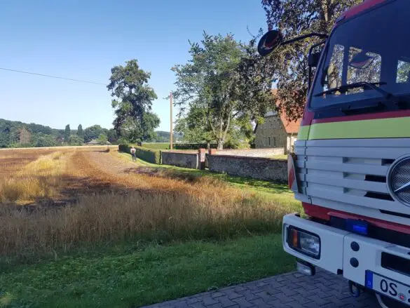 Feuer auf Stoppelfeld bedroht Bauernhof und Wald in Belm