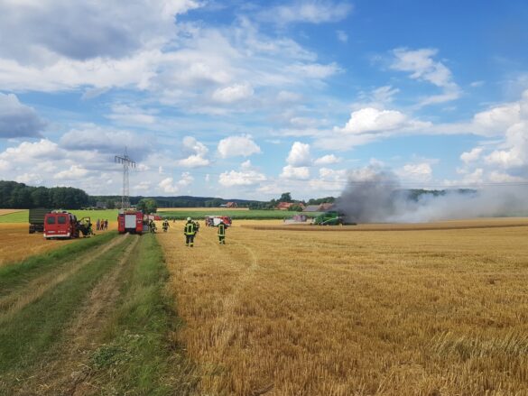 Mähdrescher und Feld brennen in Melle