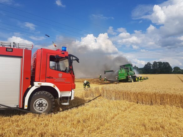 Mähdrescher und Feld brennen in Melle