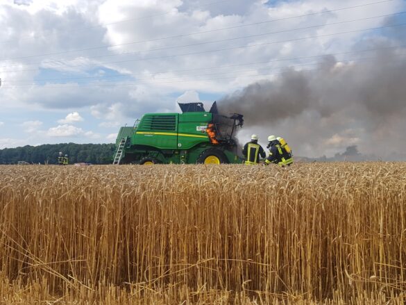 Mähdrescher und Feld brennen in Melle