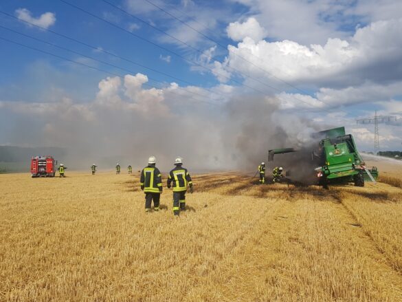 Mähdrescher und Feld brennen in Melle