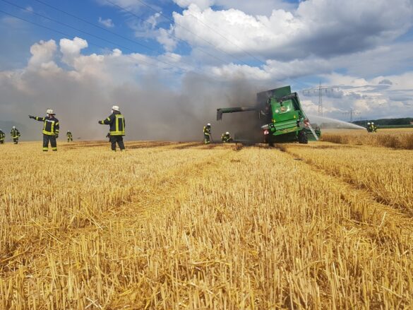 Mähdrescher und Feld brennen in Melle