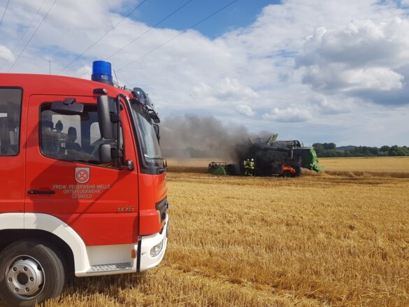 Mähdrescher und Feld brennen in Melle