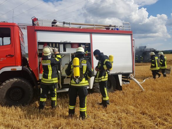 Mähdrescher und Feld brennen in Melle