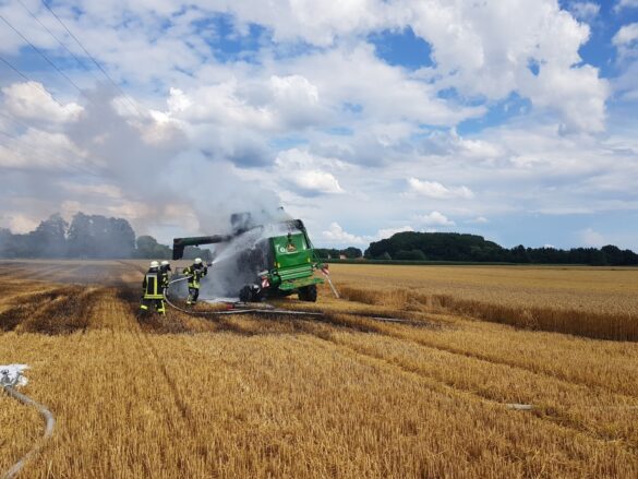 Mähdrescher und Feld brennen in Melle