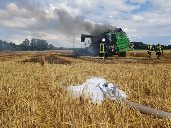 Mähdrescher und Feld brennen in Melle