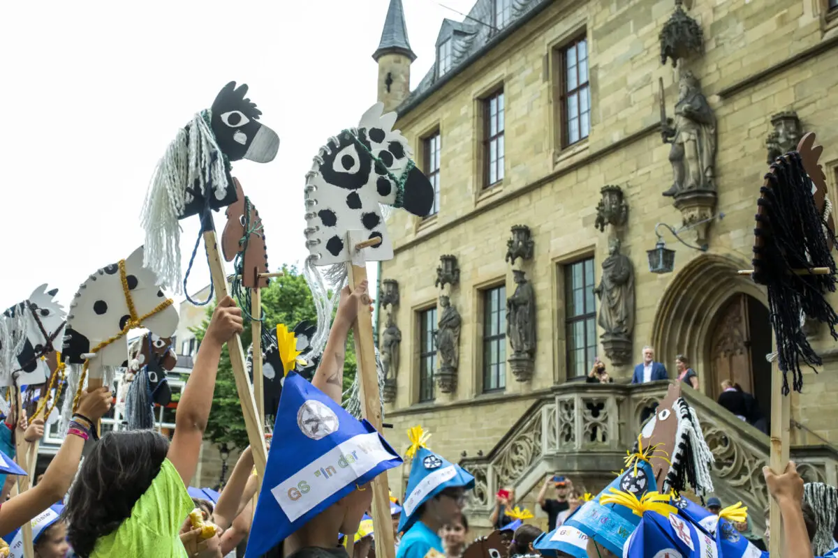 Steckenpferdreiten 2021 / © Hermann Pentermann