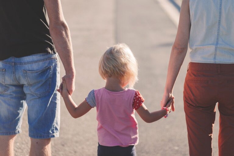 Familie mit kleinem Kind (Symbolbild)