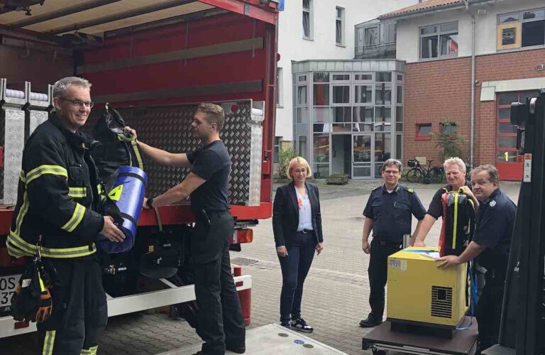 Stadträtin Katharina Pötter, zuständig für die Feuerwehr, macht sich ein Bild von den Vorbereitungen bei der Feuerwehr an der Nobbenburger Straße. Foto: Sven Jürgensen, Stadt Osnabrück