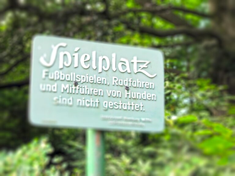Schild auf Spielplatz